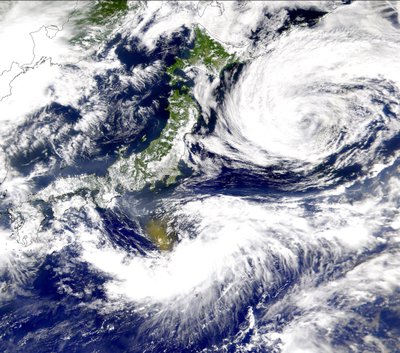 Imagen satelital del Océano Pacífico cerca de Japón con una gran nube marrón, posiblemente causada por la erupción del Monte Oyama en la isla Miyakejima, Japón. Crédito: NASA. de National Aeronautics and Space Administration National Aeronautics and Space Administration